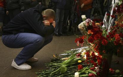 Un hombre muestra su dolor frente de las flores y las velas que se han colocado en memoria de las víctimas del atentado en el metro de Moscú cerca de la estación Lubyanka.