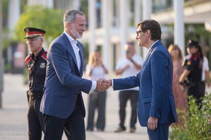 El rey Felipe VI y el presidente de la Generalitat, Salvador Illa, se saludan en su visita al Port Olímpic de Barcelona.