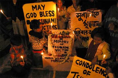 Unos niños sujetan velas y participan en un servicio en recuerdo de las víctimas del maremoto en Calculta, India. En número de muertos en ese país asciende a 10.749 y el de desparecidos a 5.640.