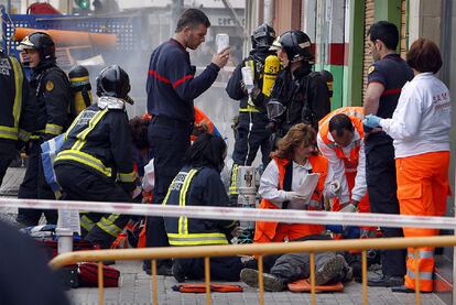 Personal sanitario y de bomberos intentó ayer reanimar sin éxito a los dos operarios muertos por intoxicación en Valencia.