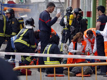 Personal sanitario y de bomberos intentó ayer reanimar sin éxito a los dos operarios muertos por intoxicación en Valencia.