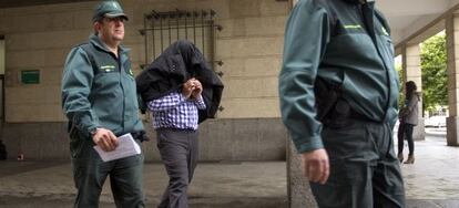 Dos guardias civiles escoltan al supuesto testaferro de los ERE Ismael Sierra.
