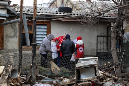 Voluntarios de la Cruz Roja atienden a una familia en Ucrania. getty images