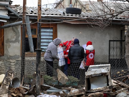 Voluntarios de la Cruz Roja atienden a una familia en Ucrania. getty images