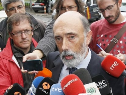 Francisco Etxeberria, el forense que analizó los huesos de Las Quemadillas, a su entrada en la Audiencia de Córdoba.