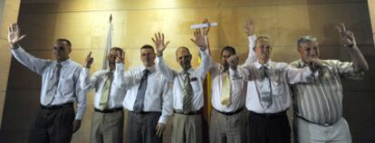 Siete ex prisioneros políticos cubanos, a su llegada a Madrid en julio de 2003.