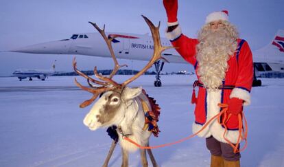 Papá Noel saluda desde el aeropuerto de la región que acoge sus cuarteles generales y ahora tiene más fibra óptica que nunca, Rovaniemi (1997)