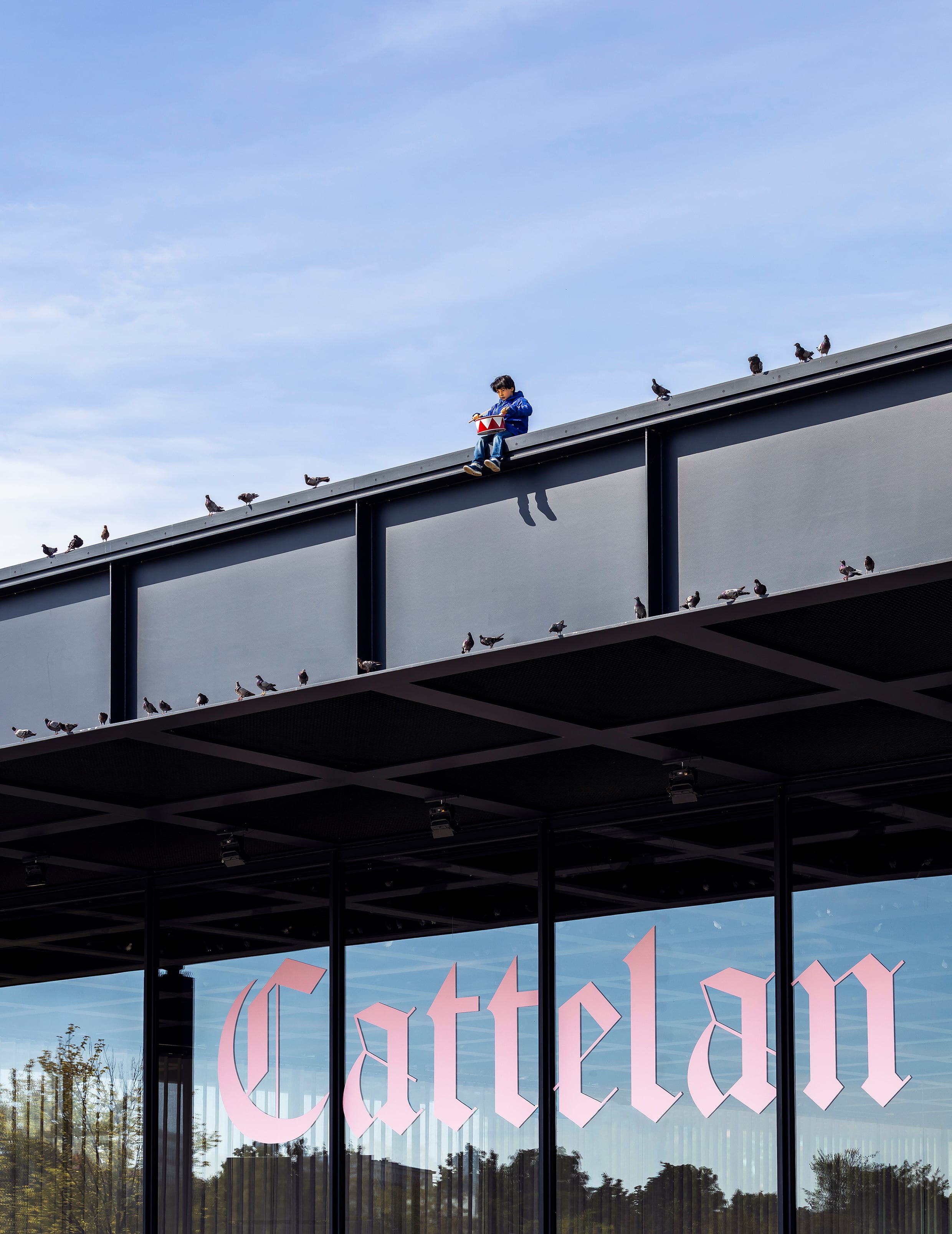 'Never' (2003), la figura inspirada en Oskar Matzerath, protagonista de 'El tambor de hojalata', toca su instrumento desde la cornisa de la Neue Nationalgalerie de Berlín.
