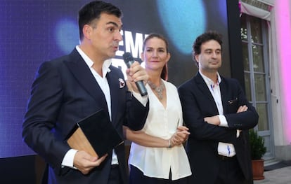 Samantha Vallejo-Nágera y Pepe Rodríguez entregaron el premio Nuevo Espace 2015 al chef Ramón Freixa