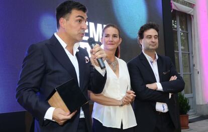 Samantha Vallejo-Nágera y Pepe Rodríguez entregaron el premio Nuevo Espace 2015 al chef Ramón Freixa