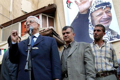 El ex primer ministro, Mahmud Abbas, se dirige a la prensa delante del cuartel general palestino en Ramala.