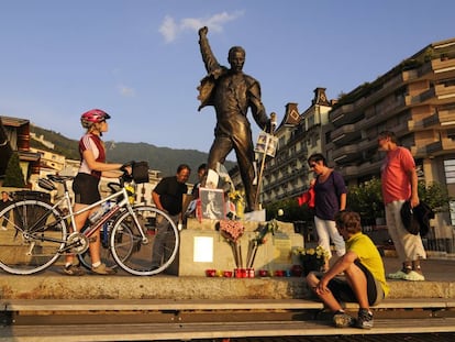 La escultura de Freddie Mercury junto al lago Lemán, en Montreux, ciudad suiza en la que vivió.