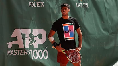El tenista murciano Carlos Alcaraz, durante una sesión de entrenamiento en Montecarlo (Mónaco), el 8 de abril.