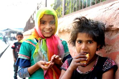 Dos niñas mendigan pan en Agra en el camino hacia el Taj Mahal. Cada año un millón de niñas desaparece sin dejar rastro.