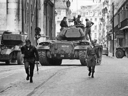 Las tropas que comandaba el capitán Salgueiro Maia (a la izquierda), desplegadas cerca del Terreiro do Paço, junto al río Tajo en Lisboa, la mañana del 25 de abril de 1974.