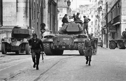 Las tropas que comanda el capitán Salgueiro Maia, a la izquierda, desplegadas cerca del Terreiro do Paço, junto al río Tajo en Lisboa la mañana del 25 de abril de 1974.