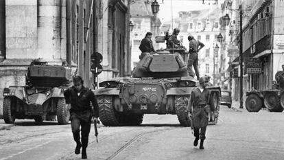 Las tropas que comandaba el capitán Salgueiro Maia (a la izquierda), desplegadas cerca del Terreiro do Paço, junto al río Tajo en Lisboa, la mañana del 25 de abril de 1974.