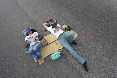 Opositores venezolanos leen libros durante una protesta contra el Gobierno en Caracas.