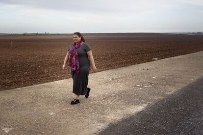 &Aacute;ngela Campos pasea por la enorme finca de Las Cabezas de San Juan (Sevilla) que su padre vendi&oacute; en 2002 a Francisco Garc&iacute;a. 