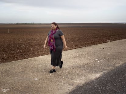 &Aacute;ngela Campos pasea por la enorme finca de Las Cabezas de San Juan (Sevilla) que su padre vendi&oacute; en 2002 a Francisco Garc&iacute;a. 