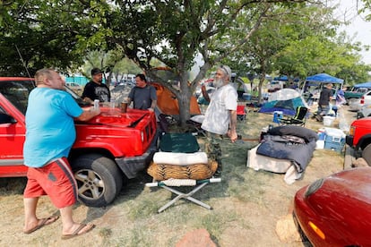 Desplazados por el fuego de Mendocino, en un campamento de emergencia en Clearlake Oaks, California.