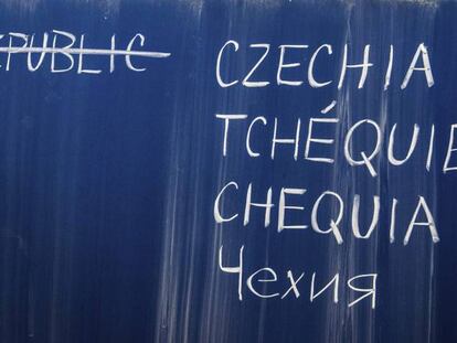 Una pizarra muestra en distintos idiomas, el nuevo nombre para la Rep&uacute;blica Checa.
