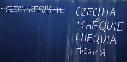 Una pizarra muestra en distintos idiomas, el nuevo nombre para la Rep&uacute;blica Checa.