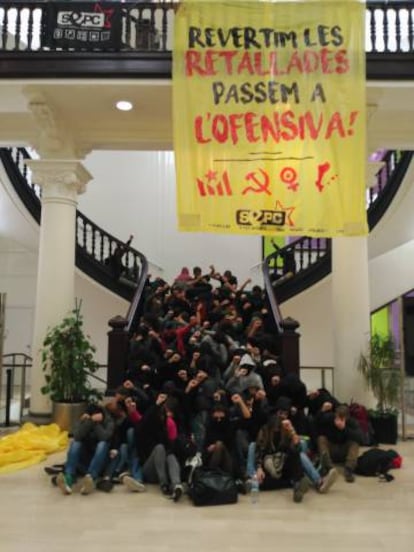 Desenes d'estudiants al vestíbul de la Secretaria d'Universitats.