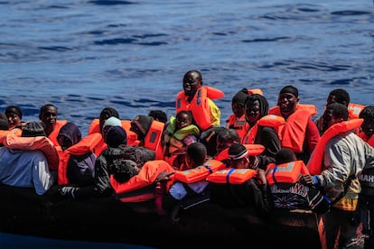 Migrantes rescatados por el 'Astral', de la ONG Open Arms, en abril.