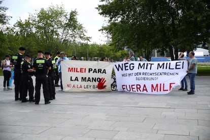 Un manifestante sostiene una pancarta "¡Fuera Milei! ¡Fuera el Gobierno de extrema derecha!", durante una manifestación frente a la Cancillería alemana, el 23 de junio de 2024.