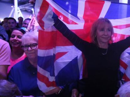 Partidaria del &#039;brexit&#039; con la bandera de Reino Unido.