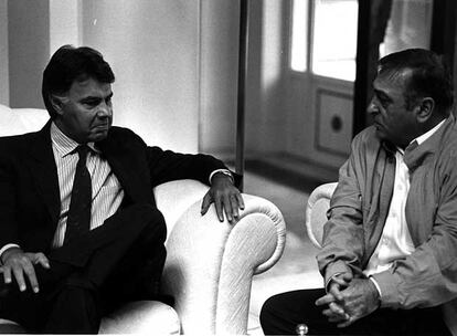 Felipe González conversa con Nicolás Redondo en La Moncloa, el 25 de mayo de 1987, para intentar restablecer el diálogo Gobierno-sindicatos.
Foto: Efe