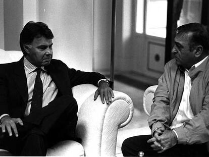 Felipe González conversa con Nicolás Redondo en La Moncloa, el 25 de mayo de 1987, para intentar restablecer el diálogo Gobierno-sindicatos.
Foto: Efe