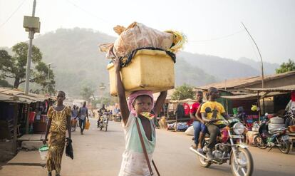 Imagen del mercado principal de Kabala, una pequeña ciudad al norte de Sierra Leona.
