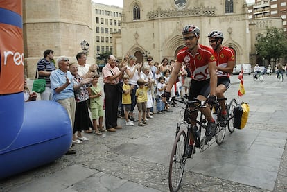 Siete países, 37 días, 4.800 kilómetros. Los castellonenses Iván Sánchez y José Luis Esquer culminaron ayer en la plaza Mayor de Castellón su recorrido <i>Europa en tándem</i> a favor de la lucha contra el cáncer