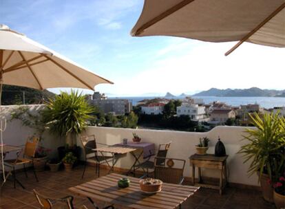 Terraza del hotel Al Sur frente a la playa de Calabardina, Murcia