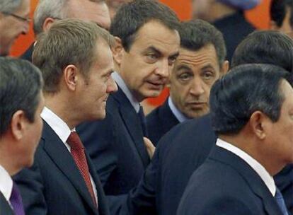 José Luis Rodríguez Zapatero conversa con Nicolas Sarkozy y otros dirigentes momentos antes de la foto de familia en la cumbre de Pekín.