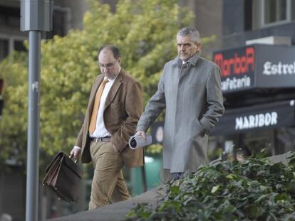 Jorge Bobe, a la derecha, junto a su abogado