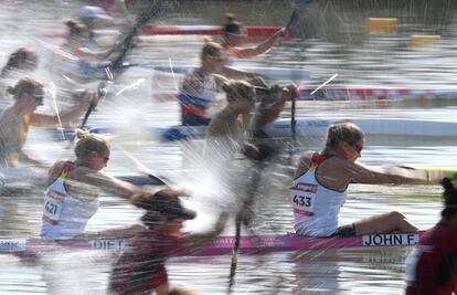 Las alemanas Franziska John y Tina Dietze compiten en la prueba preliminar de la carrera femenina de 200 metros de la categoría K2 en el Campeonato del Mundo de Piragüismo (ICF), este miércoles, en Szeged (Hungría).