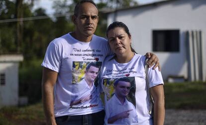 Andreza Rodrigues, ao lado do marido Marcos. Eles enterraram o filho único, Bruno, funcionário da Vale, no dia 7 de maio.