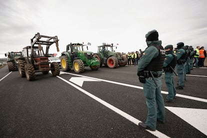 Varios agentes de la Guardia Civil impiden el paso a los tractores en la A-12, el pasado jueves.