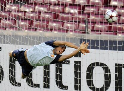 Dani Alves, durante el entrenamiento en el Camp Nou.