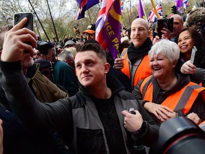 El líder ultraderechista Tommy Robinson durante la manifestación en Londres de este domingo.