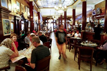 Una de las cosas más típicas que uno puede hacer en Buenos Aires es sentarse en un café y, especialmente, en algunos que son pura historia porteña. Los más tradicionales son Las Violetas, el Café de los Angelitos, La Biela, el Tortoni (en la imagen) o la Esquina Homero Manzi.