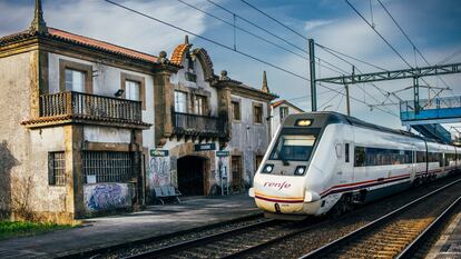 Un tren el lunes en el apeadero de Osebe, en Teo (A Coruña).