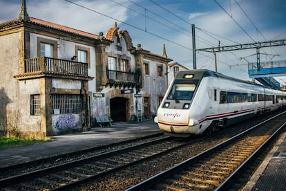 Un tren el lunes en el apeadero de Osebe, en Teo (A Coruña).