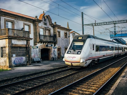 Un tren el lunes en el apeadero de Osebe, en Teo (A Coruña).