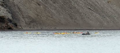 Turistas antárticos haciendo kayak en Isla Decepción.