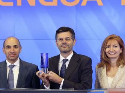 El consejero delegado de Abengoa, Manuel Sánchez Ortega (segundo por la izquierda), y Santiago Seage (segundo por la derecha), consejero delegado de Abengoa Yield.