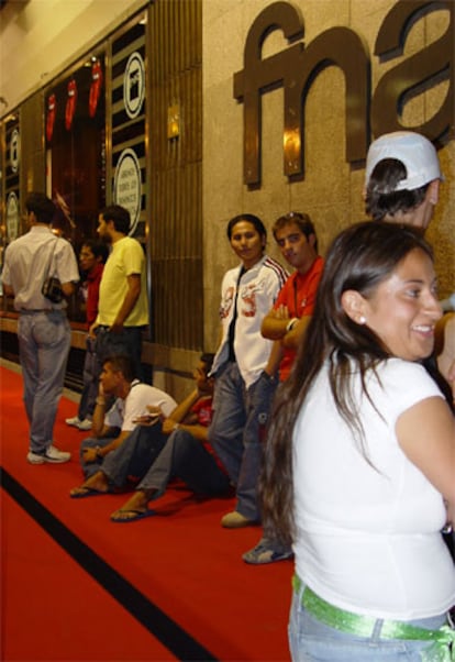 Colas en Fnac de Madrid para adquirir la consola.